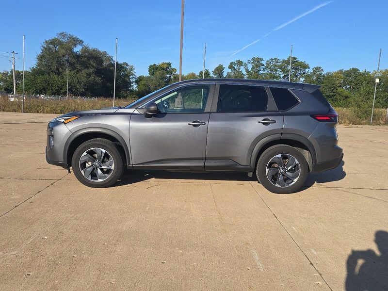 Used 2025 Nissan Rogue SVImage 2