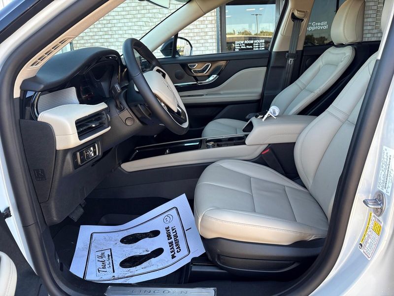 2026 Lincoln Corsair Premiere photo 3