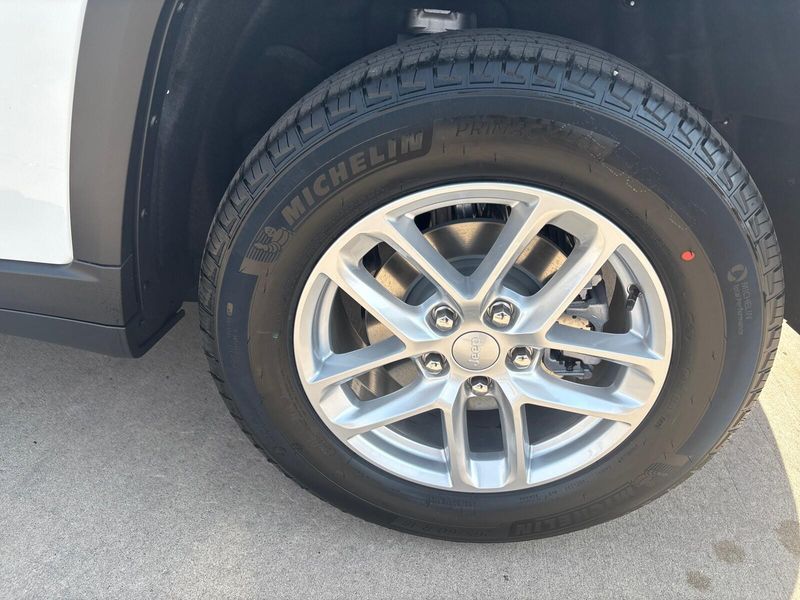 New 2025 Jeep Grand Cherokee Laredo X 4x4Image 12