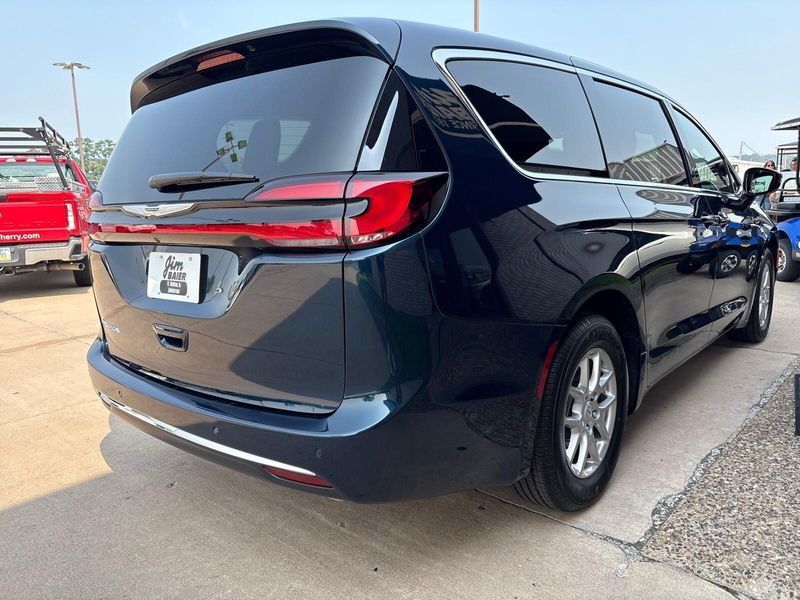 New 2025 Chrysler Pacifica SelectImage 9
