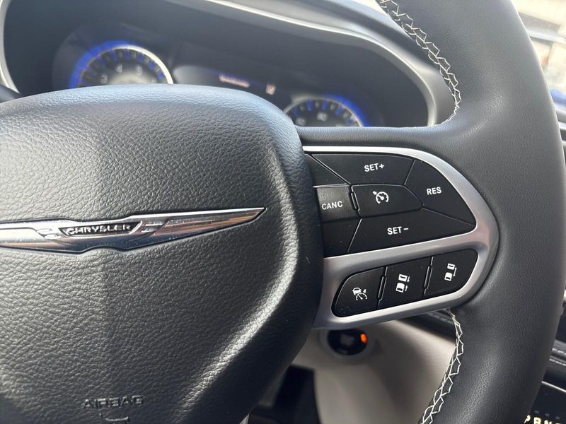 Used 2023 Chrysler Pacifica Touring LImage 13