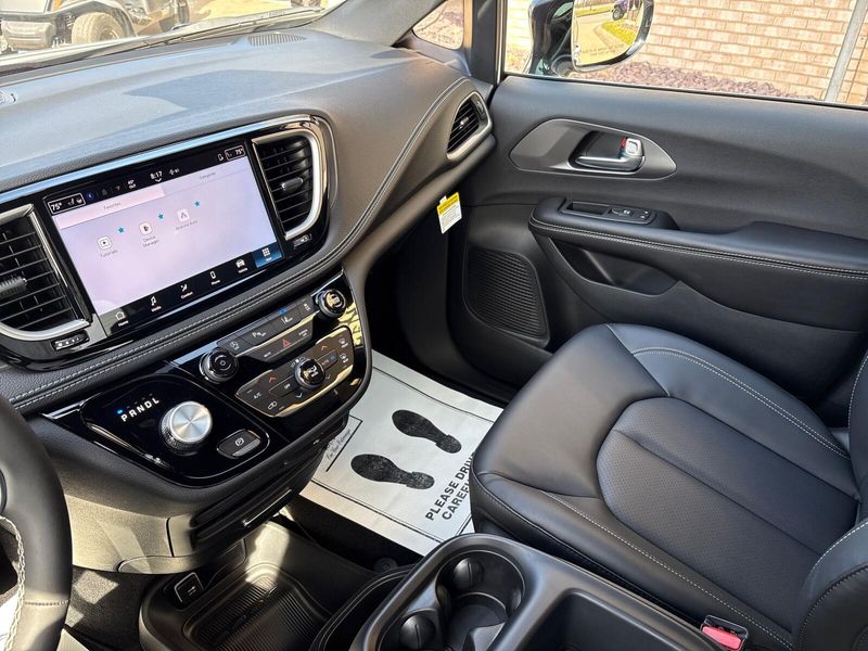 New 2026 Chrysler Pacifica SelectImage 15