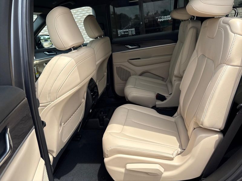 New 2025 Jeep Grand Cherokee L Limited 4x4Image 4