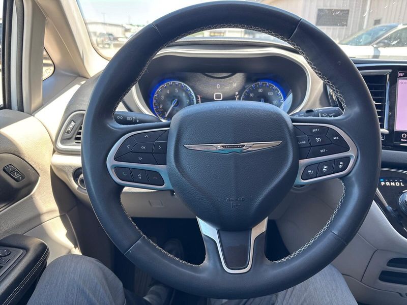 Used 2022 Chrysler Pacifica Touring LImage 12