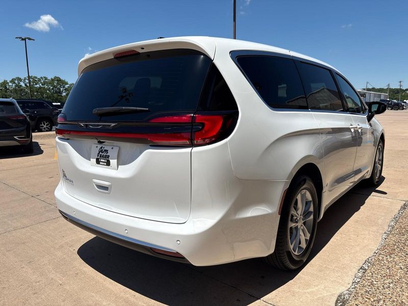 New 2027 Chrysler Pacifica SelectImage 9