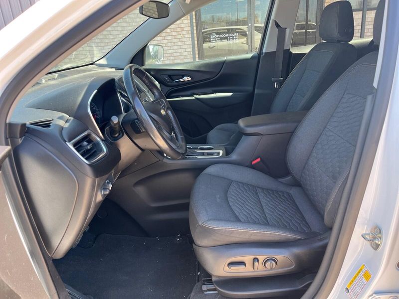2019 Chevrolet Equinox LTImage 3