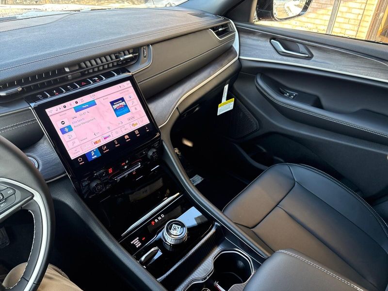 New 2025 Jeep Grand Cherokee Limited 4x4Image 17