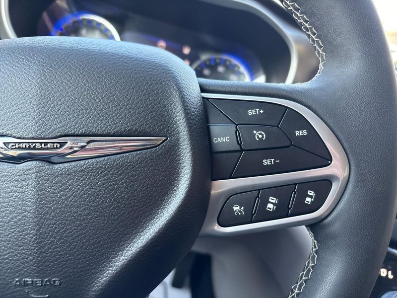 Used 2024 Chrysler Pacifica Touring LImage 15