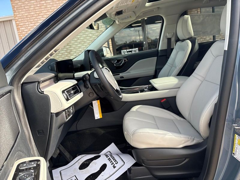 2026 Lincoln Aviator Premiere photo 2