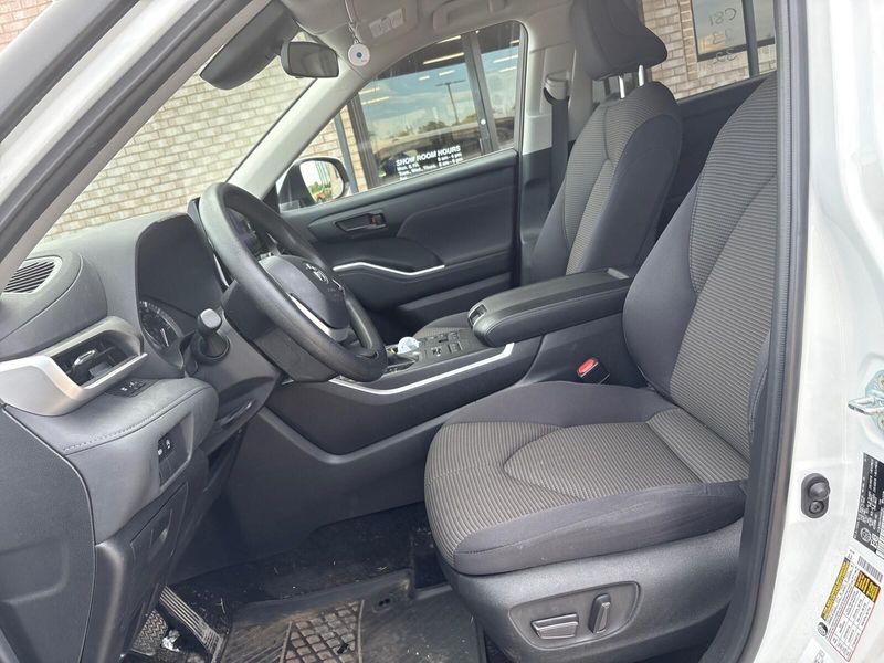 Used 2023 Toyota Highlander LImage 3