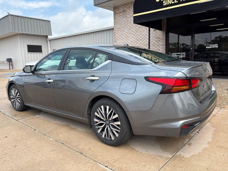 2023 Nissan Altima 2.5 SV photo 10