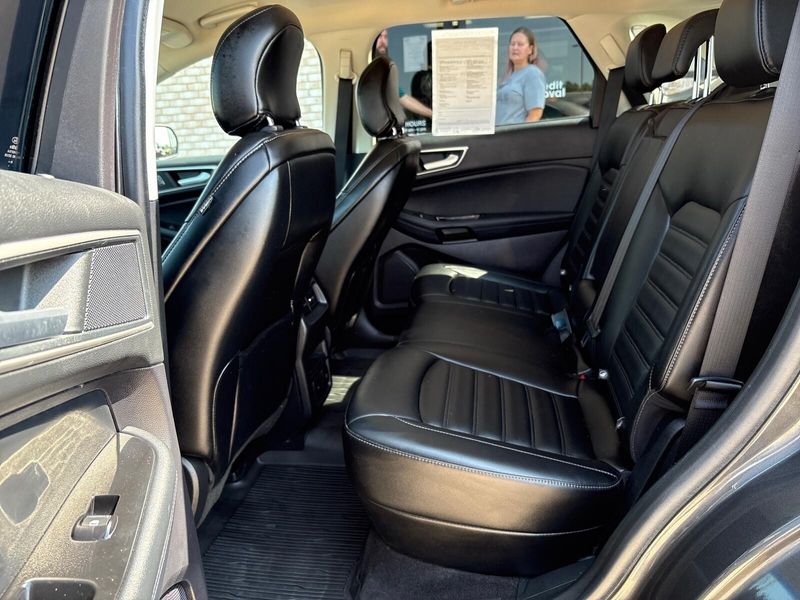 Used 2019 Ford Edge SELImage 4