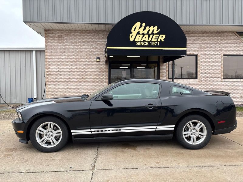 Used 2011 Ford Mustang V6Image 2