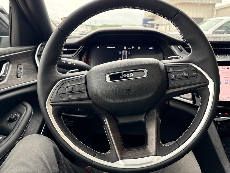 New 2027 Jeep Grand Cherokee Limited ReserveImage 15