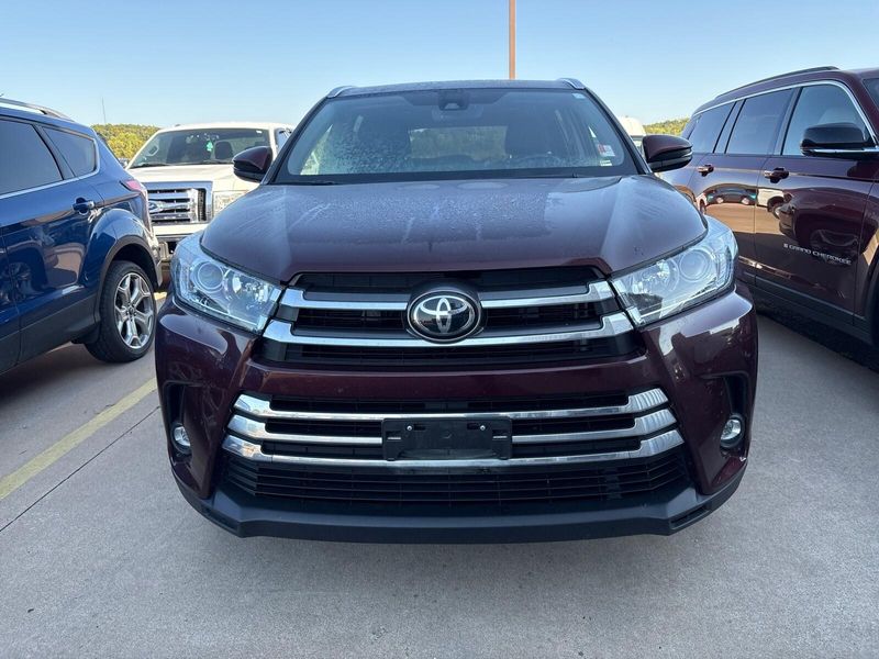2019 Toyota Highlander Limited photo 2