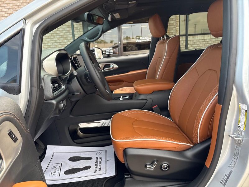 New 2026 Chrysler Pacifica PinnacleImage 3