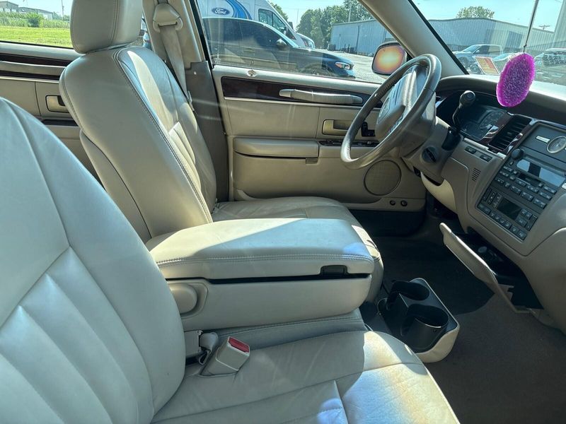 Used 2004 Lincoln Town Car SignatureImage 4