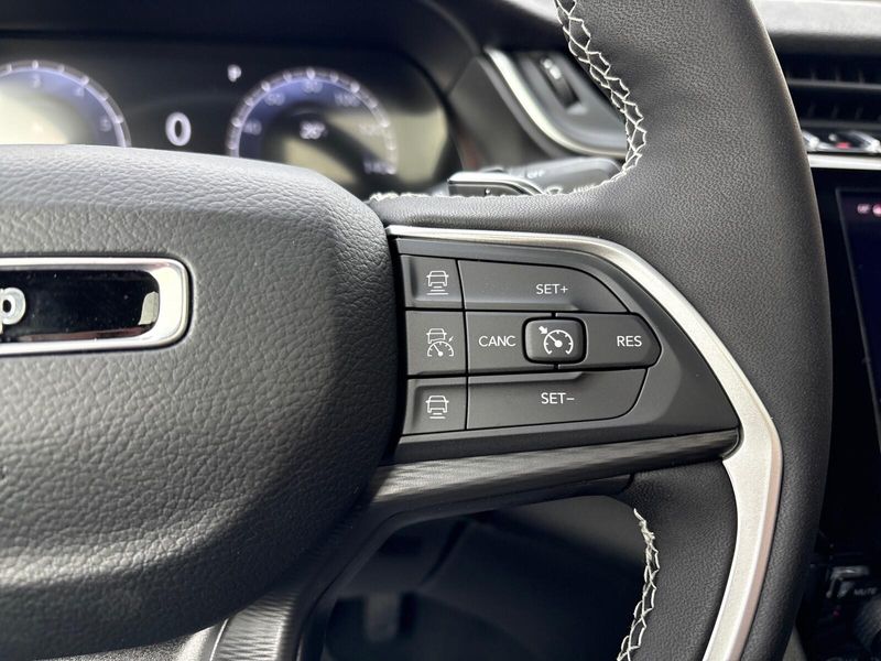 New 2025 Jeep Grand Cherokee L Laredo X 4x4Image 17