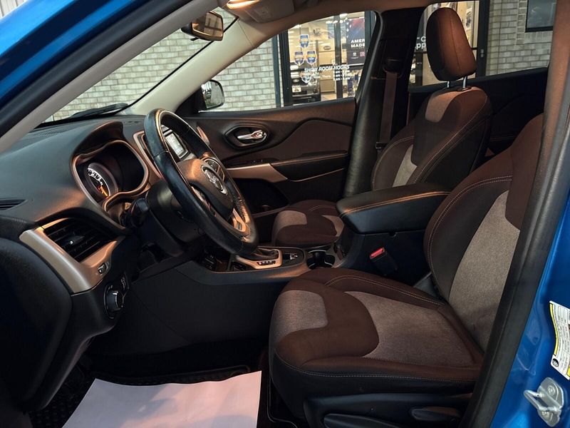 Used 2017 Jeep Cherokee AltitudeImage 10