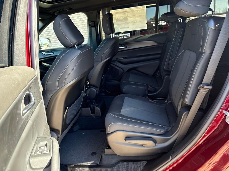 New 2025 Jeep Grand Cherokee L Laredo X 4x4Image 4