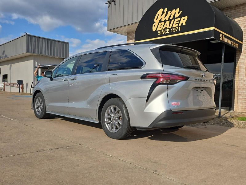2022 Toyota Sienna XLEImage 10