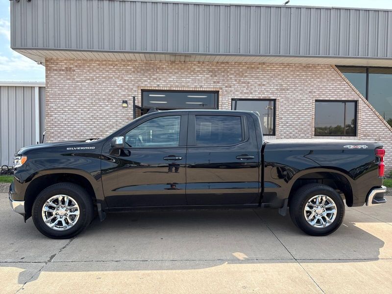 Used 2022 Chevrolet Silverado 1500 LTImage 2