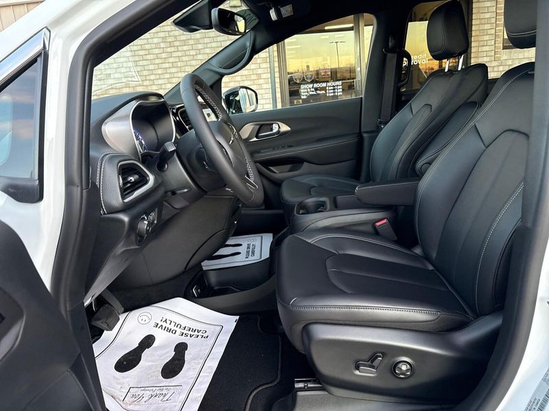 New 2026 Chrysler Pacifica Select AwdImage 3