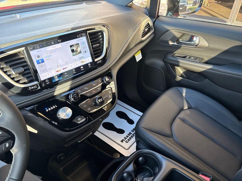 New 2026 Chrysler Pacifica SelectImage 16