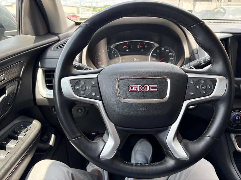 Used 2024 GMC Terrain SLTImage 12