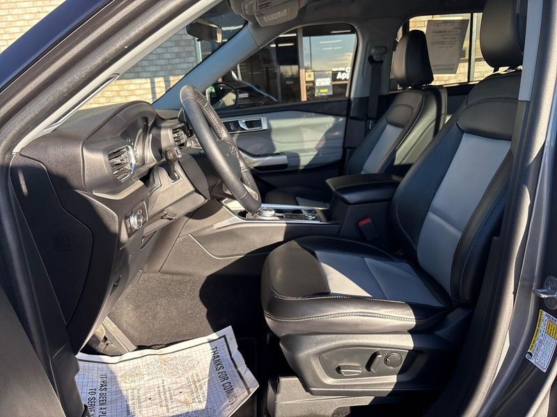 Used 2023 Ford Explorer XLTImage 3