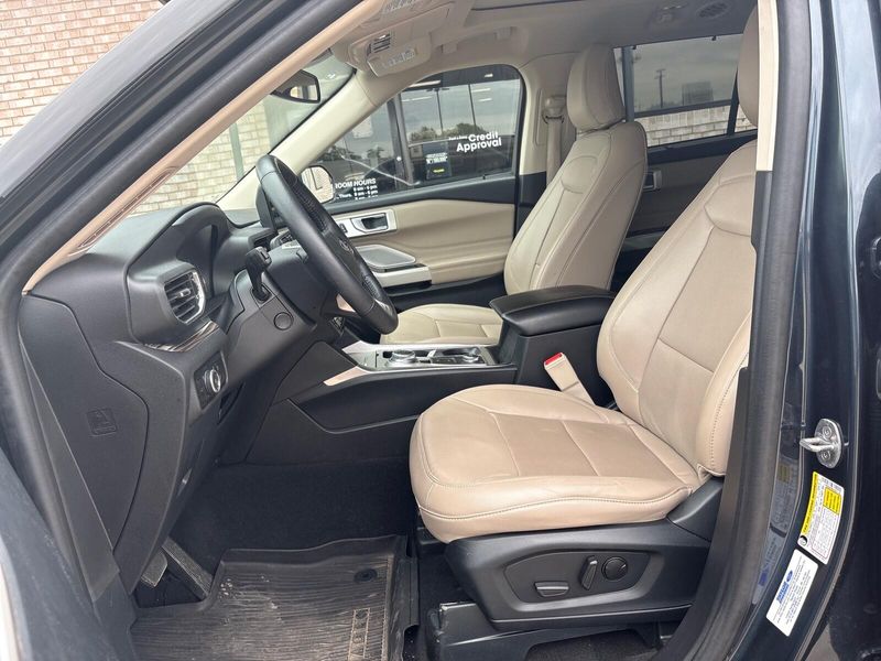 Used 2023 Ford Explorer LimitedImage 3