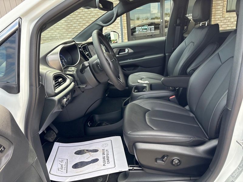 New 2025 Chrysler Pacifica SelectImage 3