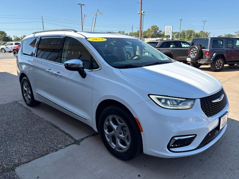 Used 2023 Chrysler Pacifica LimitedImage 8