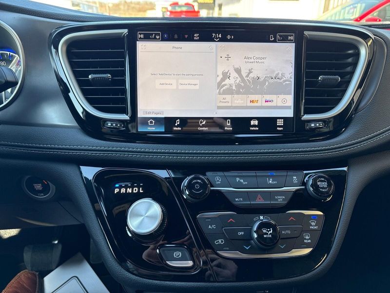 New 2026 Chrysler Pacifica SelectImage 17