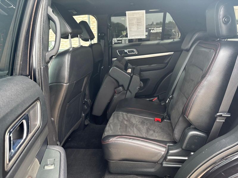 Used 2019 Ford Explorer XLTImage 4