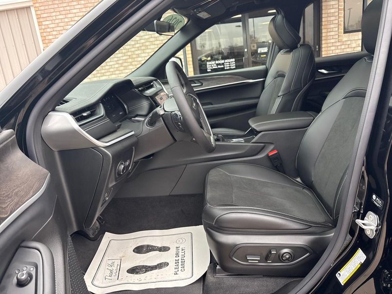 New 2026 Jeep Grand Cherokee Laredo Altitude 4x4Image 3