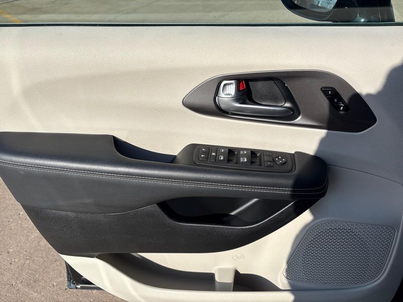 Used 2024 Chrysler Pacifica Touring LImage 13