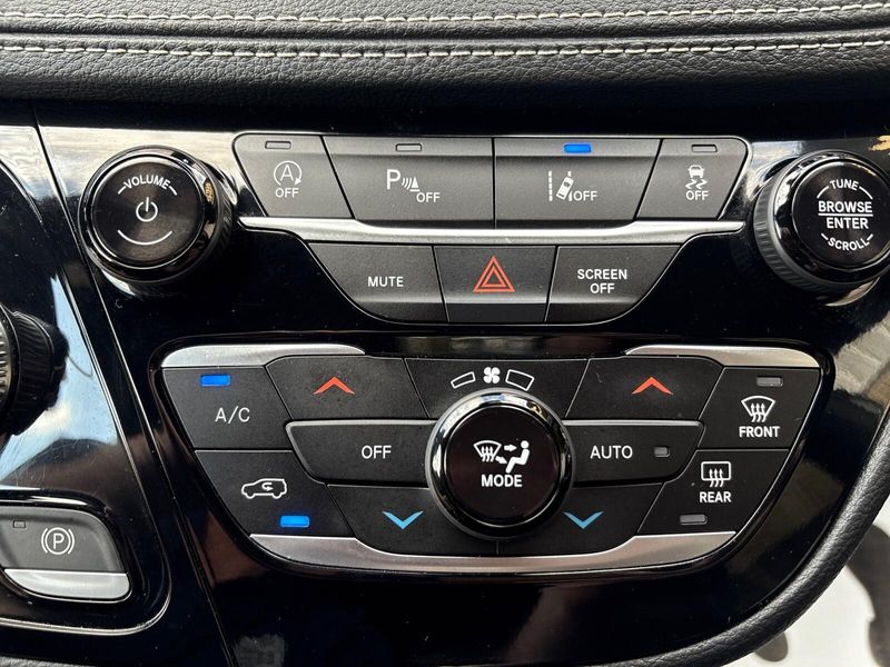 2023 Chrysler Pacifica Touring L photo 21