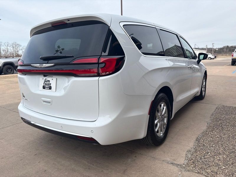 New 2026 Chrysler Pacifica SelectImage 9