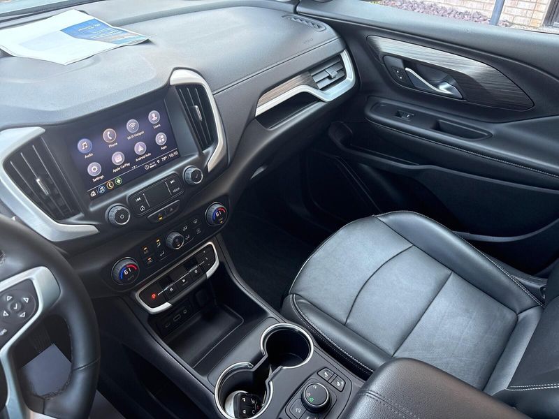 Used 2024 GMC Terrain SLTImage 16