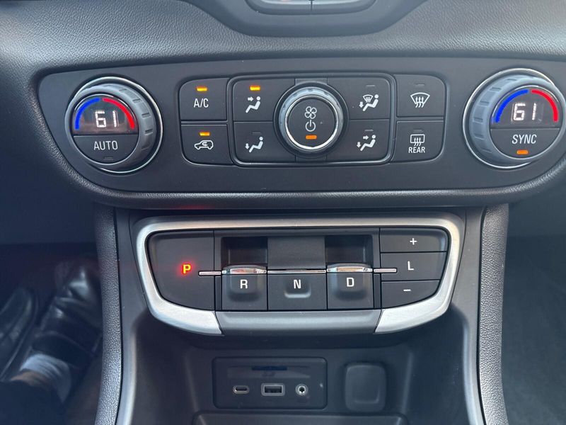 Used 2024 GMC Terrain SLTImage 19