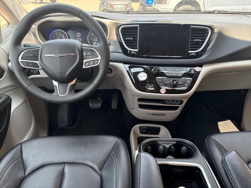 Used 2024 Chrysler Pacifica Touring LImage 6