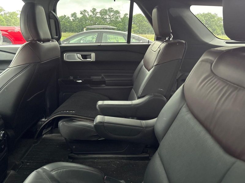 Used 2022 Ford Explorer PlatinumImage 4