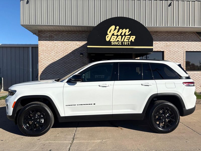 New 2025 Jeep Grand Cherokee Altitude X 4x4Image 2