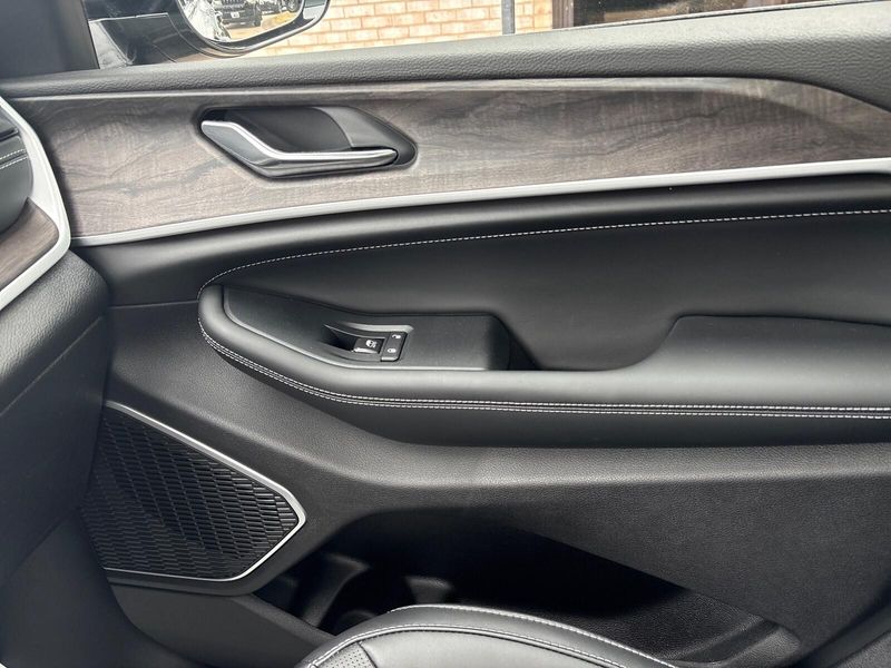 New 2026 Jeep Grand Cherokee Limited Reserve 4x4Image 14