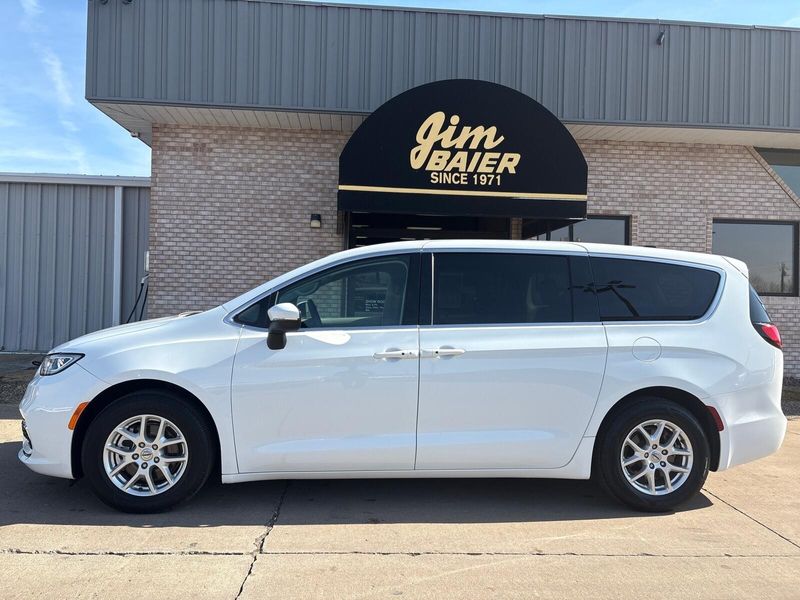 Used 2023 Chrysler Pacifica Touring LImage 2