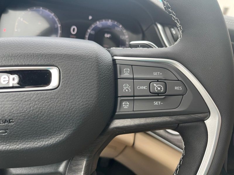 2025 Jeep Grand Cherokee L Limited 4x4Image 17