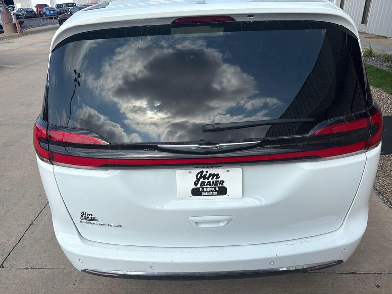 Used 2023 Chrysler Pacifica Touring LImage 8