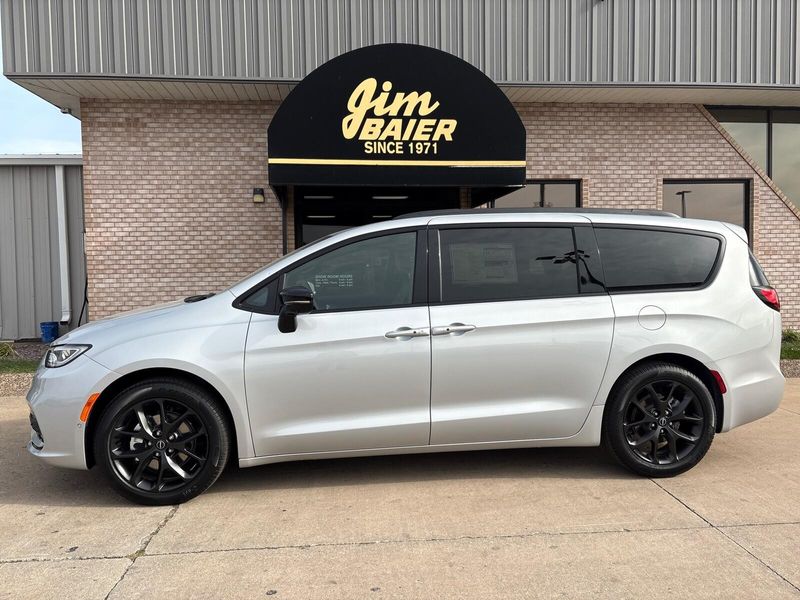 New 2026 Chrysler Pacifica SelectImage 2