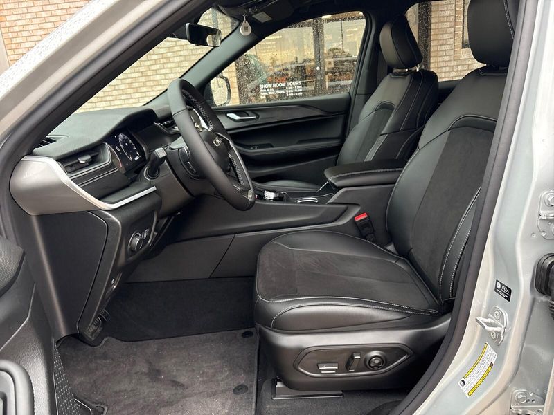 2025 Jeep Grand Cherokee Altitude X 4x4Image 3
